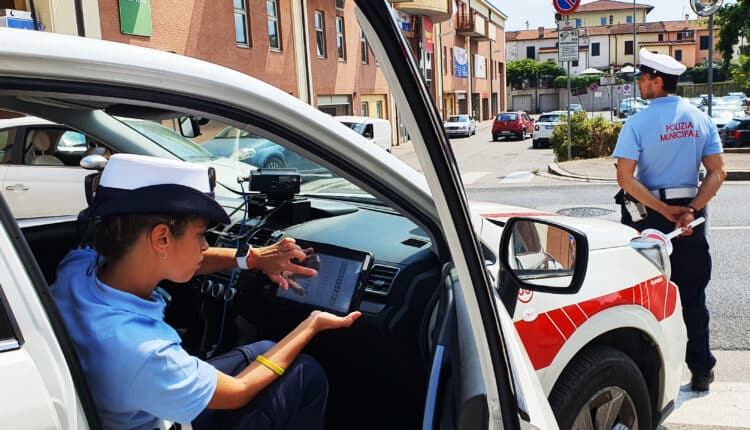 Pistoia: Ritirate 7 patenti di guida per violazioni relative all'utilizzo del telefono cellulare durante la guida