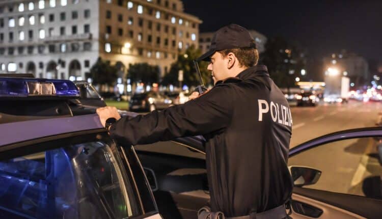 Genova: forza una finestra e ruba il fondo cassa di un bar, denunciato