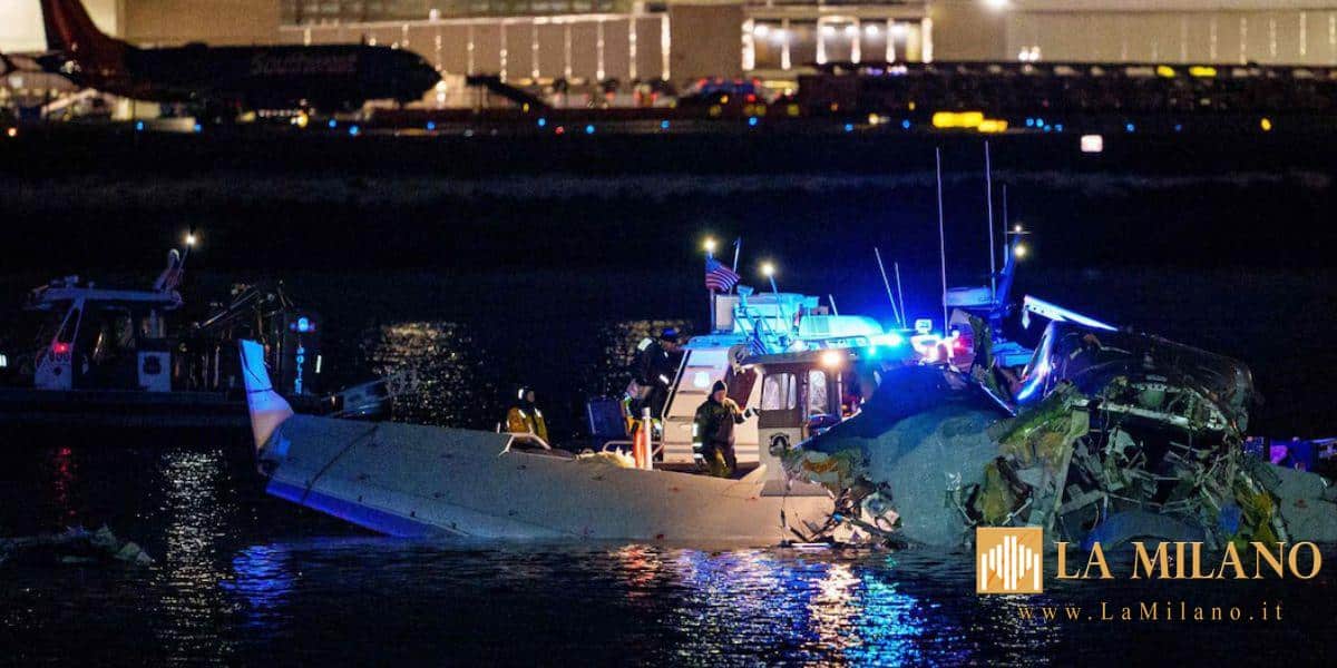Tragedia negli Stati Uniti: aereo di linea American Airlines si schianta con un elicottero militare sul fiume Potomac provocando 64 vittime