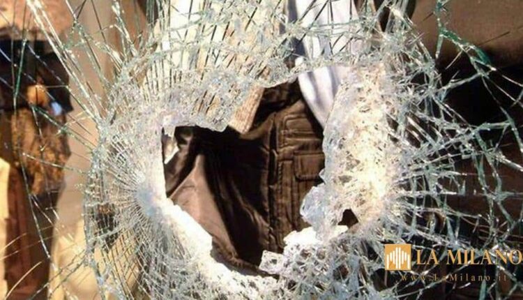 Bologna: spacca la vetrina con una spranga di ferro e tenta di rubare il registratore di cassa, 32enne arrestato