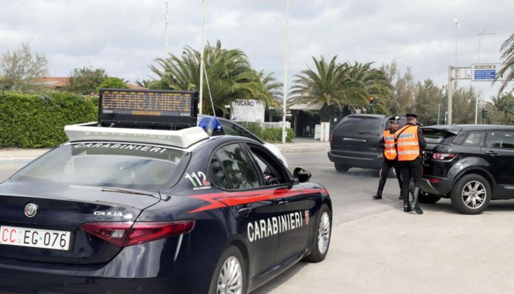 Viareggio: ruba superalcolici all'Esselunga, arrestato 40enne extracomunitario