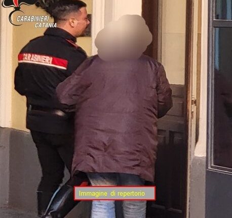 Catania: Aggredisce la compagna con una pinza universale colpendola alla testa per poi cercare di strangolarla, arrestato 52enne