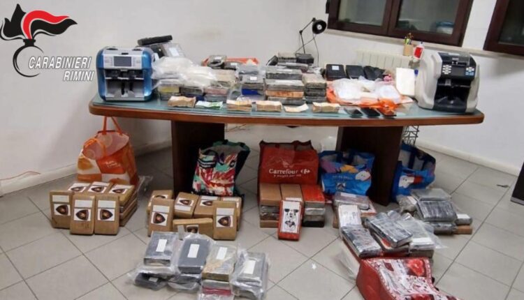 Eseguiti dai Carabinieri provvedimenti nei confronti di 39 indagati su tutto il territorio nazionale per traffico di stupefacenti e rapina