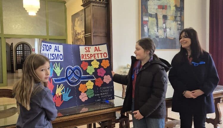 Rovigo: Giornata nazionale contro il bullismo e il cyberbullismo. Palazzo Nodari si colora di blu