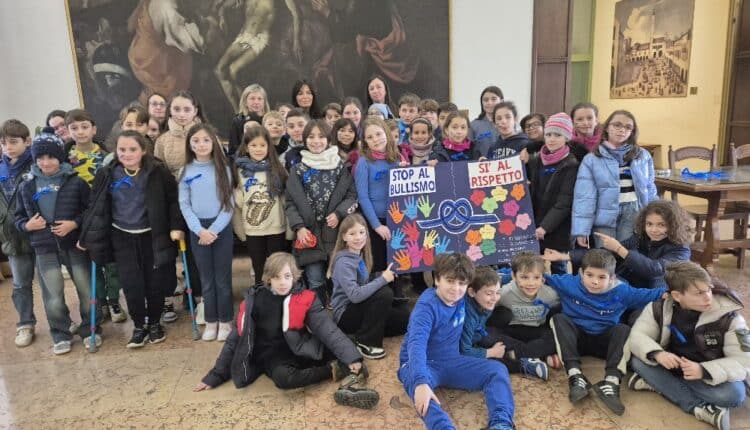 Rovigo: Giornata nazionale contro il bullismo e il cyberbullismo. Palazzo Nodari si colora di blu