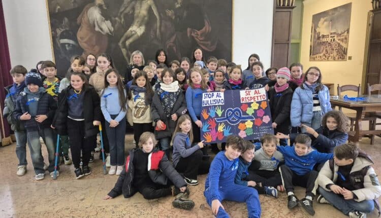 Rovigo: Giornata nazionale contro il bullismo e il cyberbullismo. Palazzo Nodari si colora di blu