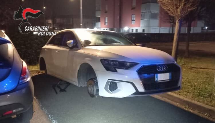 Calcara (BO), proprietaria filma i ladri mentre rubano le ruote della macchina