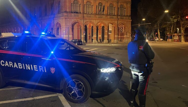 Bologna: Studente spagnolo aggredito alle spalle durante una rapina in stazione. 2 minorenni arrestati dai Carabinieri