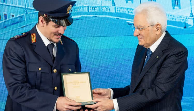 Milano: Agente della Polizia di Stato insignito di Onorificenza della Repubblica per aver salvato un ragazzino dall'annegamento