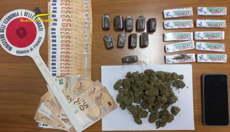 Pesaro, arrestato 30enne e sequestrato hashish confezionato dentro pacchetti di gomme da masticare