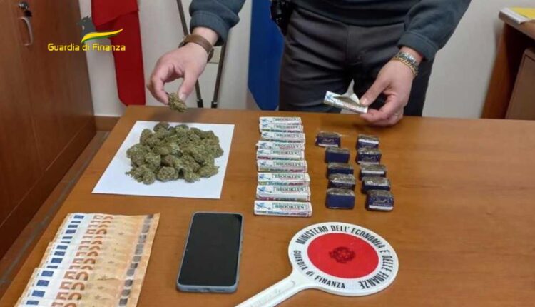Pesaro, arrestato 30enne e sequestrato hashish confezionato dentro pacchetti di gomme da masticare
