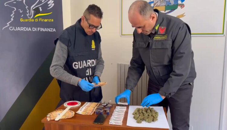 Pesaro, arrestato 30enne e sequestrato hashish confezionato dentro pacchetti di gomme da masticare
