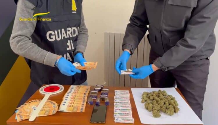 Pesaro, arrestato 30enne e sequestrato hashish confezionato dentro pacchetti di gomme da masticare