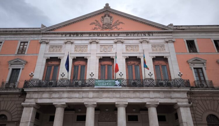 Bari: Esposto lo striscione "Alberto Trentini libero" sulla facciata di Palazzo di Città