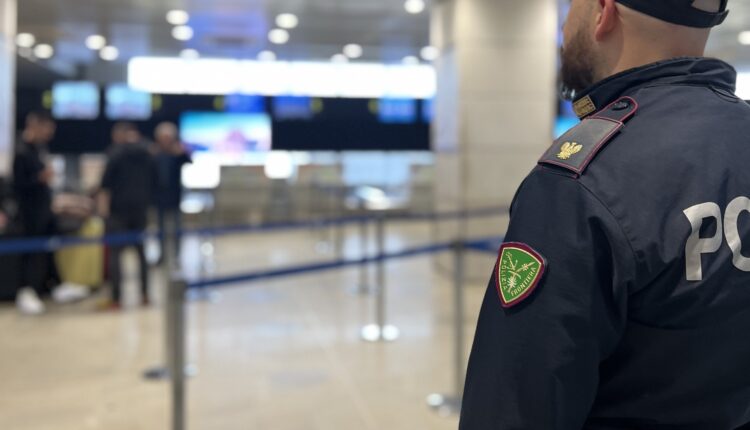 Venezia: Mostra un passaporto risultato essere contraffatto, disposto il provvedimento di espulsione dal territorio nazionale