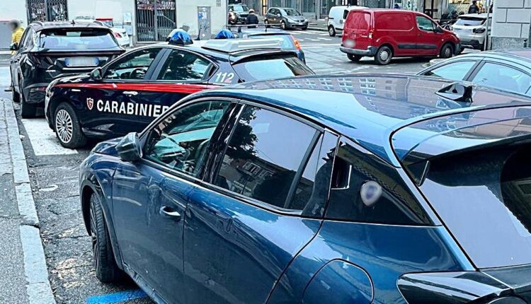 Alessandria: brandisce un grosso Crocifisso e aggredisce i passanti, fermato dai Carabinieri