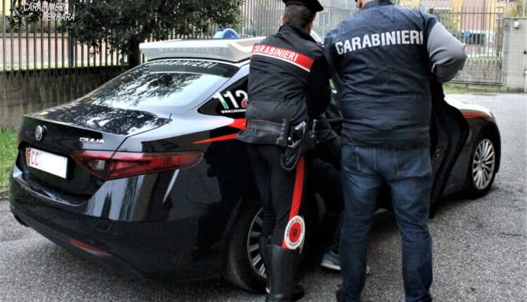 Voghiera, operatore socio sanitario ubriaco infastidisce gli anziani e aggredisce i Carabinieri
