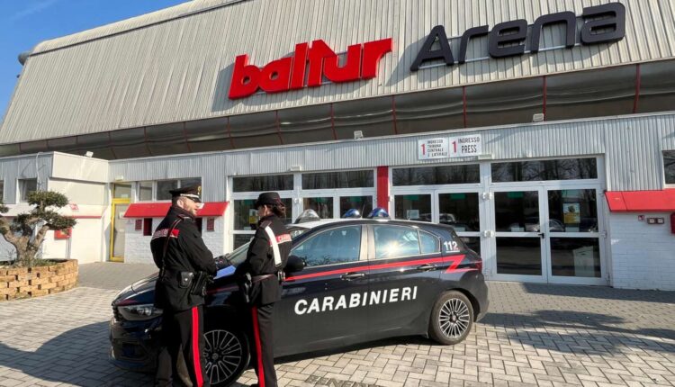 Cento, scontri al termine di una partita di basket. Arrestato 24enne per aver lanciato dei bastoni