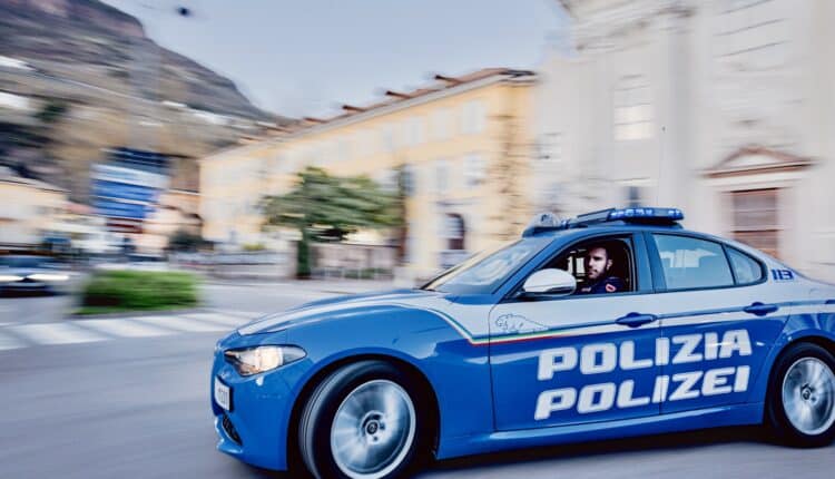 Bolzano: Sospetta la moglie di tradimento con un collega e la obbliga a dimettersi. Interviene la Polizia di Stato