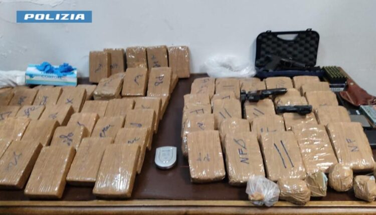 Lecce: fiumi di droga e armi, arrestate 9 persone