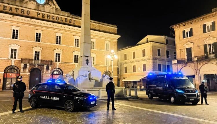 Jesi: Rissa nel centro, denunciati 6 giovani