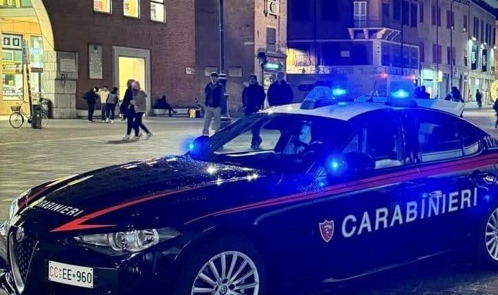 Ferrara, paura in centro. 19enne minaccia i passanti per estorcere dei soldi