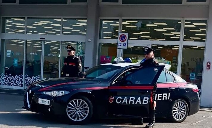 Cento: infastidisce clienti e commesse di un negozio, invitato ad allontanarsi da una Carabiniera libera dal servizio la aggredisce. Arrestato 24enne