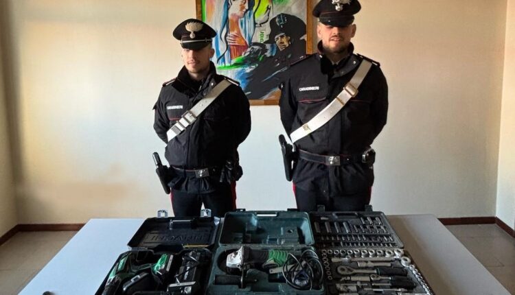 Cento (FE), denunciati 3 giovani per ricettazione e possesso di armi improprie. Uno è irregolare sul territorio