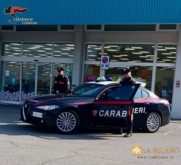 Cento: infastidisce clienti e commesse di un negozio, invitato ad allontanarsi da una Carabiniera libera dal servizio la aggredisce. Arrestato 24enne
