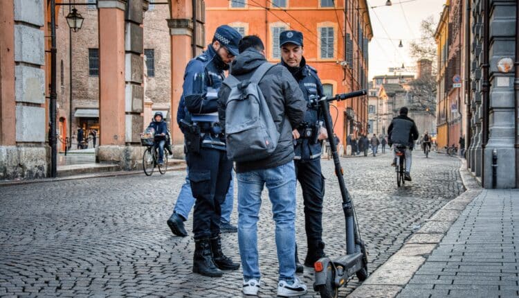 Modena, controlli su monopattini. Molti non indossavano il casco e sono stati multati