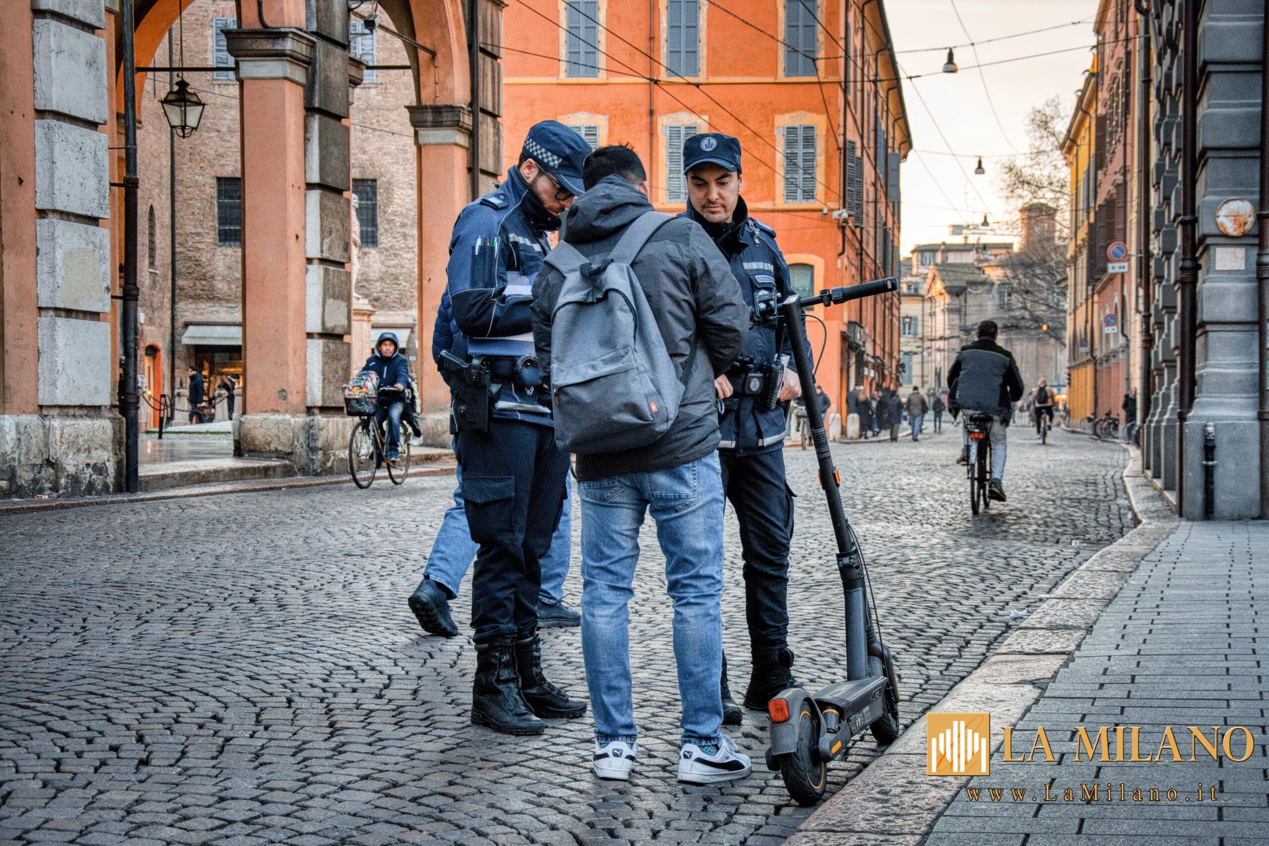 Modena, controlli su monopattini. Molti non indossavano il casco e sono stati multati