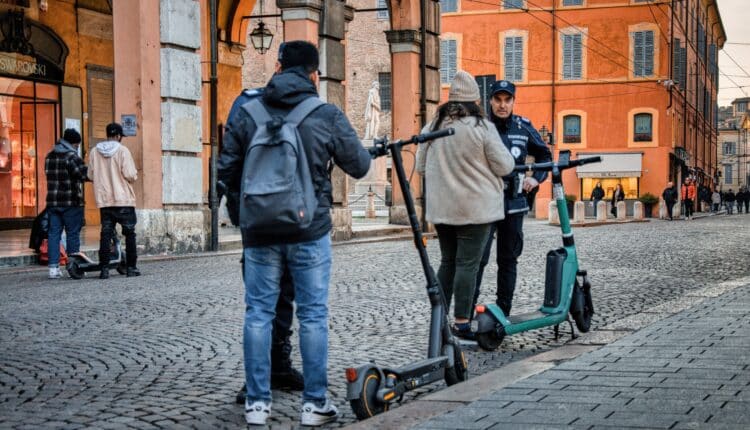 Modena, controlli su monopattini. Molti non indossavano il casco e sono stati multati