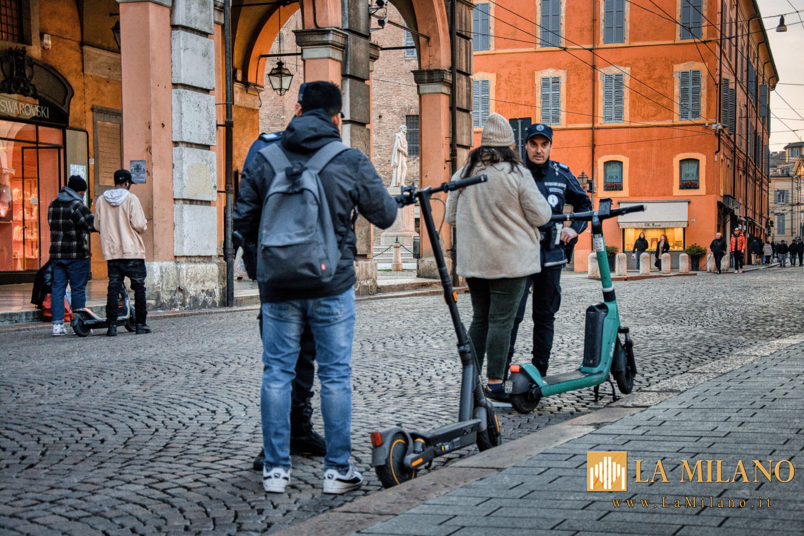 Modena, controlli su monopattini. Molti non indossavano il casco e sono stati multati