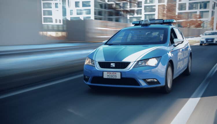 Bolzano, pluripregiudicato algerino devasta auto e ruba nel parcheggio dell'ospedale