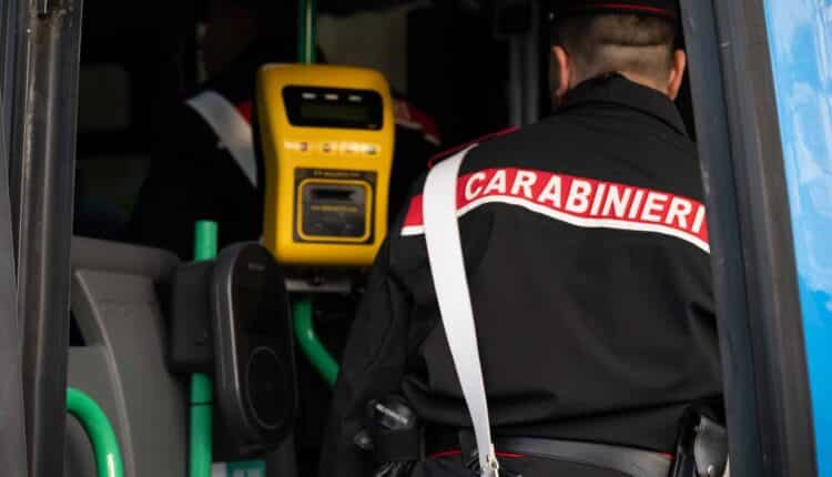 Lucca: Sale sul pullman ubriaco e armato di forbici. 53enne fermato e denunciato dai Carabinieri