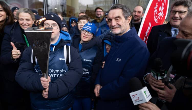 Fontana: “Lo sport è un mezzo per l’inclusione”, accesa a Palazzo Lombardia la torcia per Special Olympics 2025