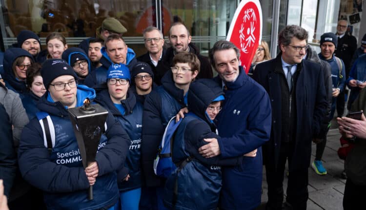 Fontana: “Lo sport è un mezzo per l’inclusione”, accesa a Palazzo Lombardia la torcia per Special Olympics 2025