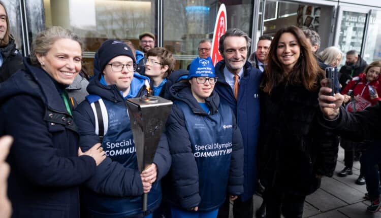 Fontana: “Lo sport è un mezzo per l’inclusione”, accesa a Palazzo Lombardia la torcia per Special Olympics 2025