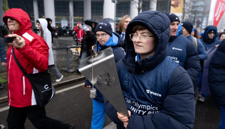 Fontana: “Lo sport è un mezzo per l’inclusione”, accesa a Palazzo Lombardia la torcia per Special Olympics 2025
