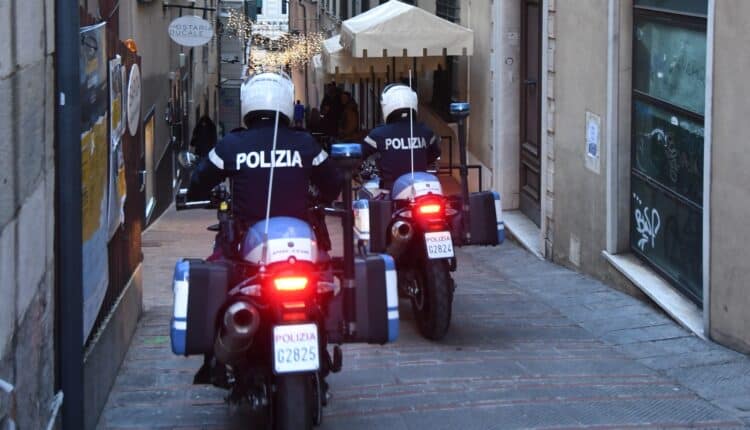 Genova: Fermato dalla pattuglia motomontata “Nibbio” in centro storico, deve scontare più di un anno di carcere
