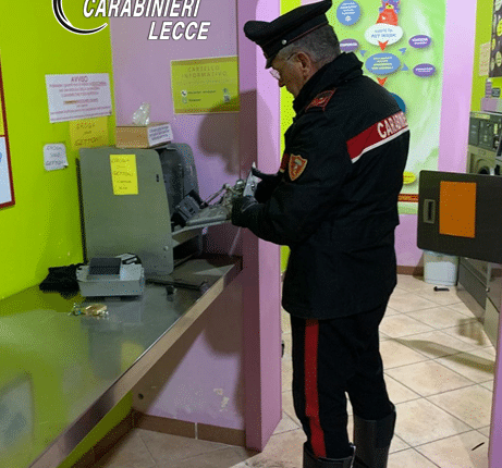 Lecce, minimarket della droga in casa. Arrestati madre e figlio