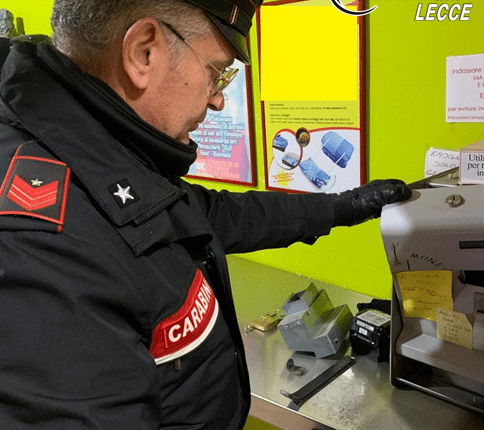 Lecce, minimarket della droga in casa. Arrestati madre e figlio