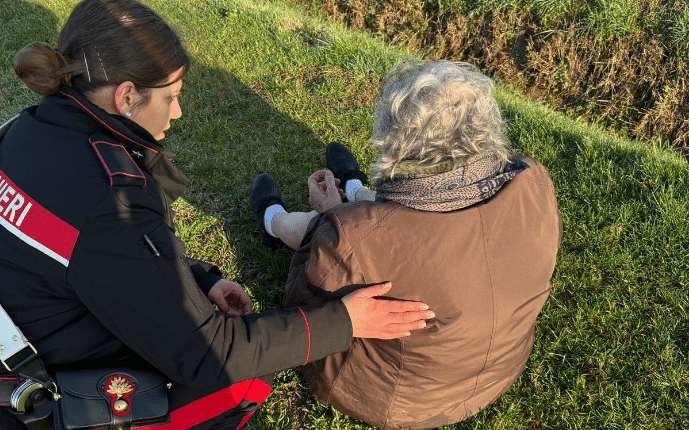 Cento: Anziana signora cade durante una scampagnata senza riuscire a rialzarsi, provvidenziale l’intervento dei Carabinieri