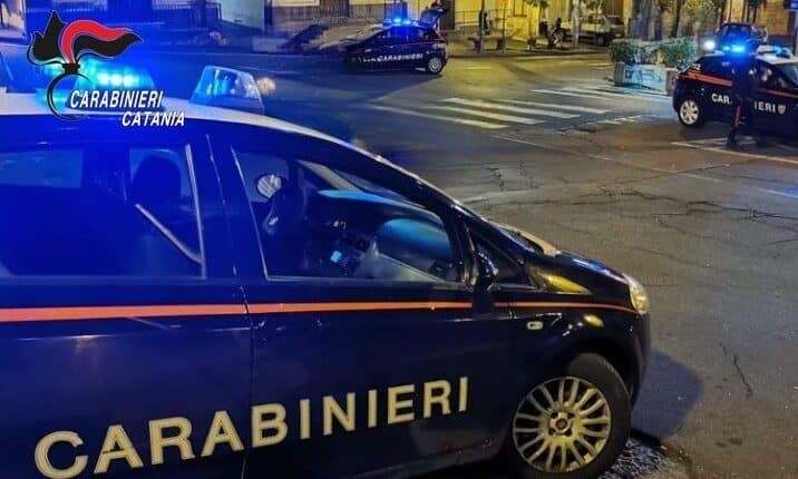 Catania: 2 pregiudicati vengono beccati tra le auto in sosta nel centro storico. Scatta il provvedimento di allontanamento