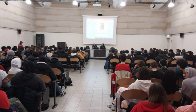 Merate (LC), la Polizia incontra 400 studenti per parlare di sicurezza sul web