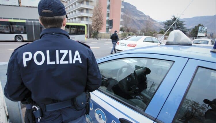 Bolzano, arrestato 42enne pluripregiudicato che molestava i passeggeri alla fermata del bus