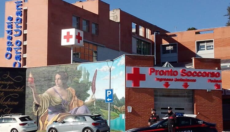 Jesi: Lamenta lunghe attese al Pronto Soccorso e danneggia una porta di ingresso, denunciato 40enne