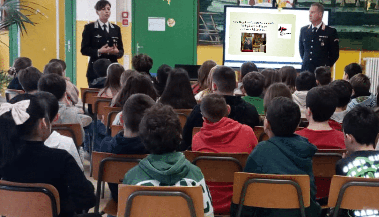 Comacchio: I Carabinieri incontrano gli alunni della scuola elementare "Fattibello" per ricordare il Vice Brigadiere Cristiano Scantamburlo