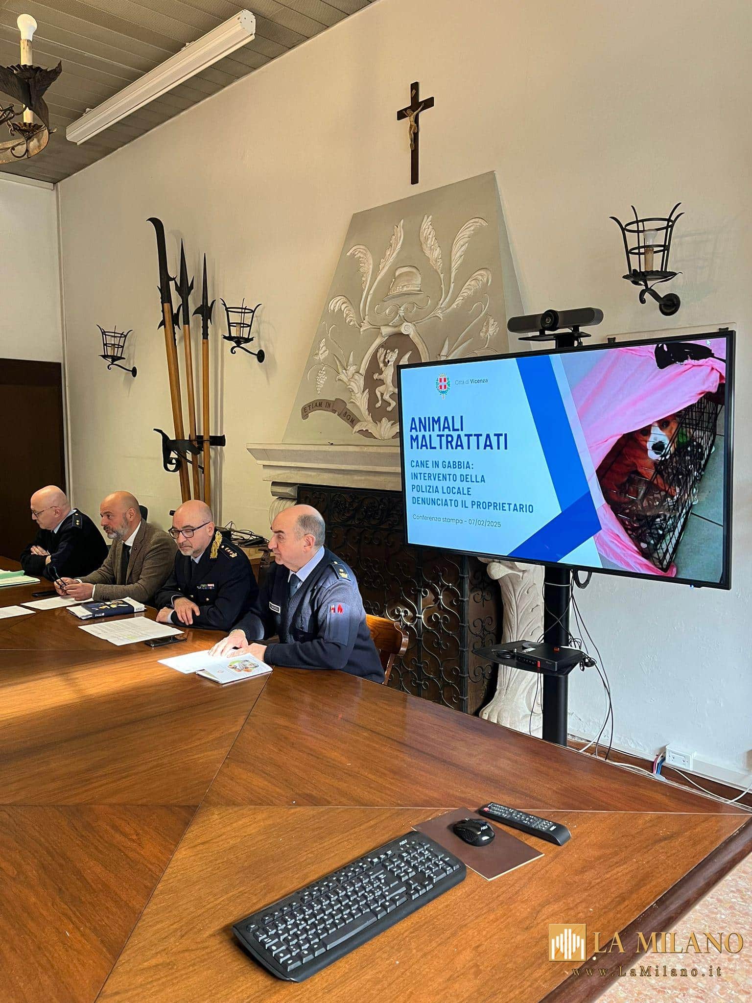 Vicenza: cane maltrattato, denunciato il proprietario. L'animale era rinchiuso in una gabbia molto più piccola rispetto alle sue dimensioni