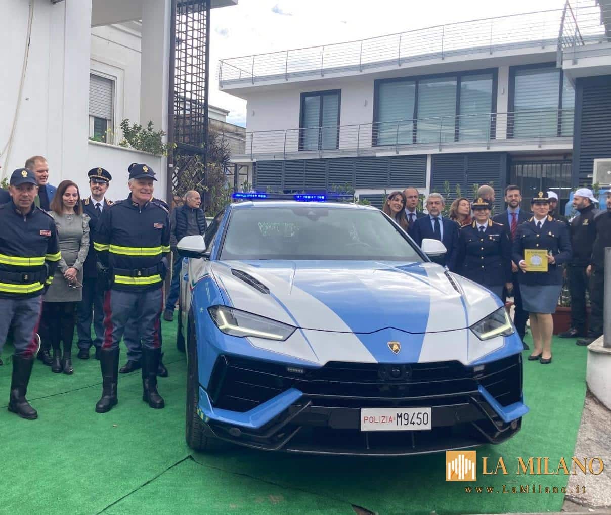 Caserta: iniziative di solidarietà della Polizia di Stato e dell'Antica distilleria Petrone, consegnato ieri l'assegno che andrà in beneficenza ai figli dei dipendenti della Polizia di Stato affetti da patologie croniche